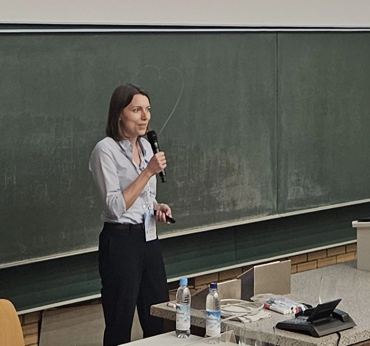 Leonie Mayer talking in front of an audience