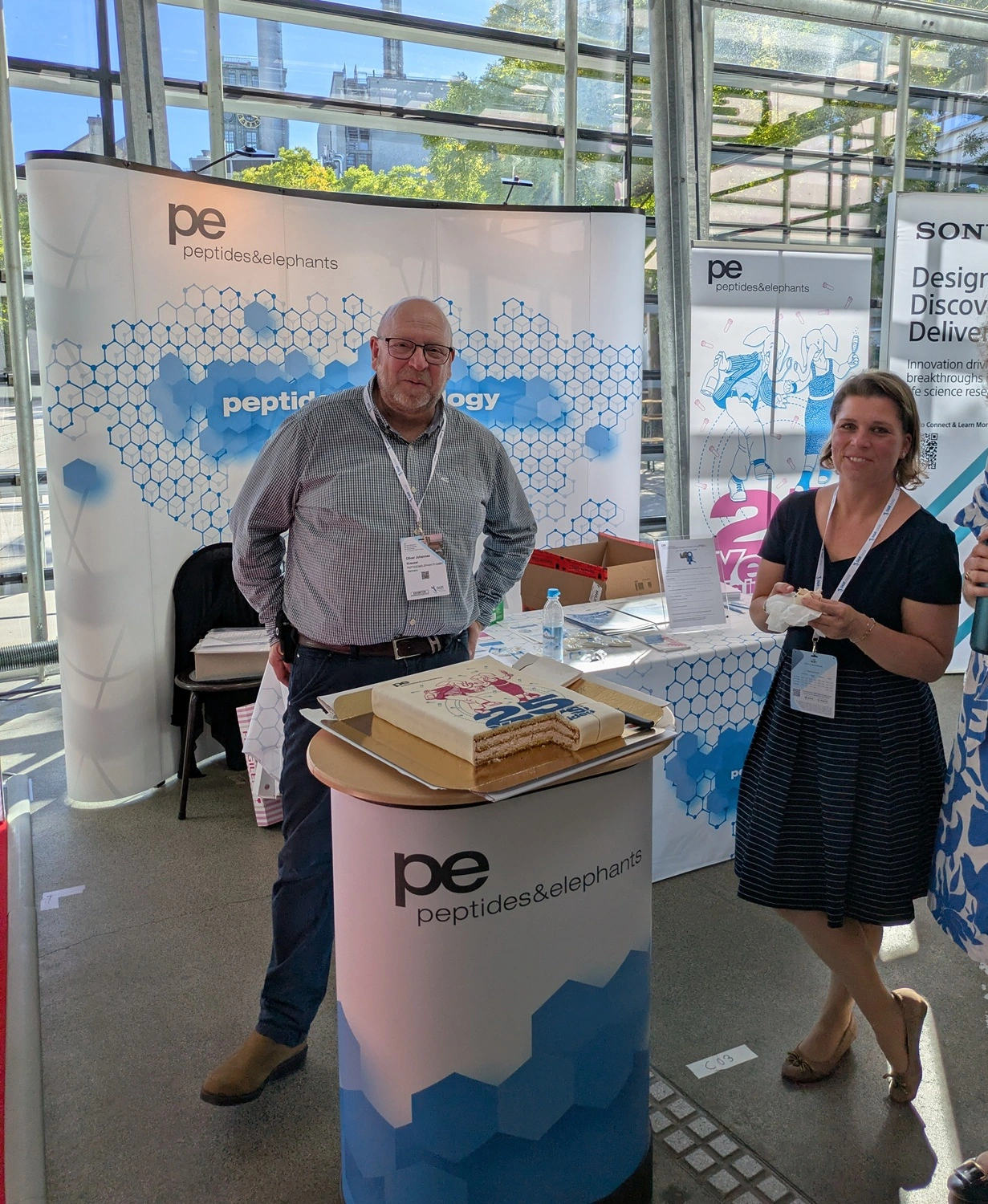 Dr. Oliver Kreuzer and attendee at the booth at DGfI2026